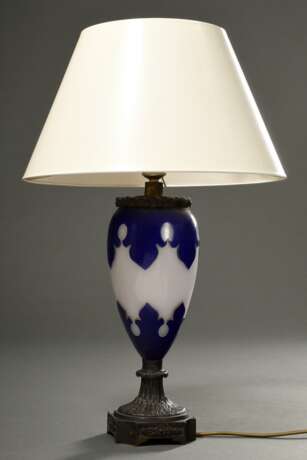Vase in blau-weißem Überfangglas mit Metall Montierung (ehemals Petroleumlampe) als Lampe elektrifiziert, um 1870/1880, H. 69cm - Foto 1