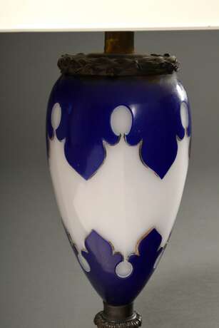 Vase in blau-weißem Überfangglas mit Metall Montierung (ehemals Petroleumlampe) als Lampe elektrifiziert, um 1870/1880, H. 69cm - photo 2