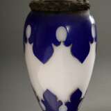 Vase in blau-weißem Überfangglas mit Metall Montierung (ehemals Petroleumlampe) als Lampe elektrifiziert, um 1870/1880, H. 69cm - фото 2