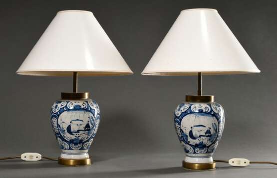 Paar Holländische Fayence Vasen in Balusterform mit Blaumalerei Kartuschen "Chinoiserien" auf floral ornamentiertem Fond, 18.Jh., als Lampen montiert, H. 45cm - Foto 1