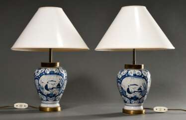 Paar Holländische Fayence Vasen in Balusterform mit Blaumalerei Kartuschen &quot;Chinoiserien&quot; auf floral ornamentiertem Fond, 18.Jh., als Lampen montiert, H. 45cm