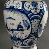 Paar Holländische Fayence Vasen in Balusterform mit Blaumalerei Kartuschen "Chinoiserien" auf floral ornamentiertem Fond, 18.Jh., als Lampen montiert, H. 45cm - Foto 4