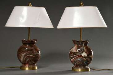 Paar ovoide Keramikvasen aus glasiertem marmoriertem Scherben, Frankreich um 1900, als Lampen montiert, H. 41cm, Schirme defekt