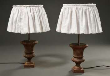 Paar Gusseisen Medici Vasen als Lampen montiert, Stoff bezogene Schirme mit extra Leinen Behang, H. 68,5cm