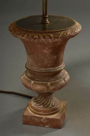 Paar Gusseisen Medici Vasen als Lampen montiert, Stoff bezogene Schirme mit extra Leinen Behang, H. 68,5cm - photo 2