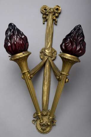 „Fackel“ Wandarm im Louis XVI Stil mit seltenen roten Glas Flammenkuppeln, Bronze, Ende 19.Jh., 71x40cm - Foto 1