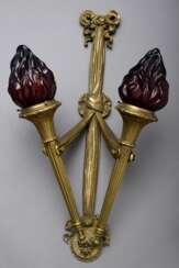 „Fackel“ Wandarm im Louis XVI Stil mit seltenen roten Glas Flammenkuppeln, Bronze, Ende 19.Jh., 71x40cm