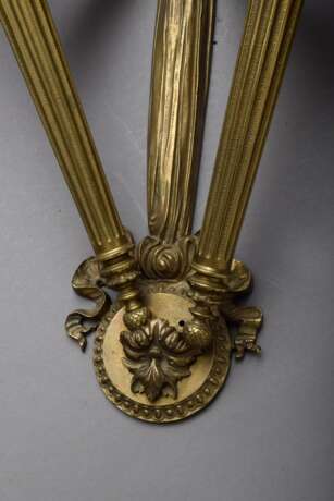 „Fackel“ Wandarm im Louis XVI Stil mit seltenen roten Glas Flammenkuppeln, Bronze, Ende 19.Jh., 71x40cm - Foto 4