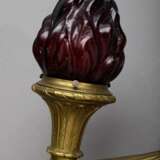 „Fackel“ Wandarm im Louis XVI Stil mit seltenen roten Glas Flammenkuppeln, Bronze, Ende 19.Jh., 71x40cm - photo 5