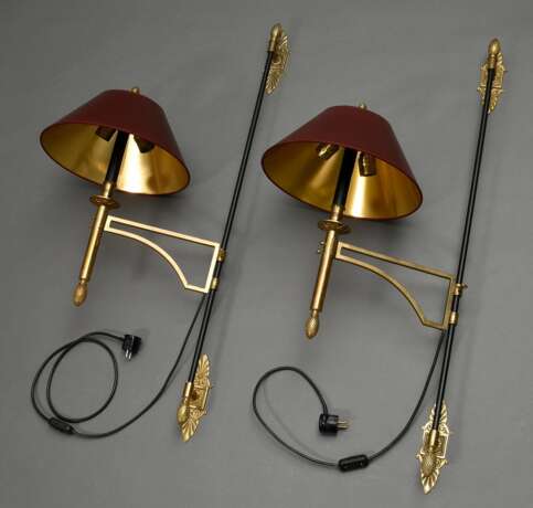 Paar Wandlampen in klassizistischem Stil mit Zapfen Dekorationen, zweiflammig mit passenden Schirmen und Wandbefestigung, Messing/Metall, H. 107cm, B. 37cm - photo 1