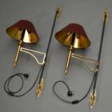 Paar Wandlampen in klassizistischem Stil mit Zapfen Dekorationen, zweiflammig mit passenden Schirmen und Wandbefestigung, Messing/Metall, H. 107cm, B. 37cm - фото 1