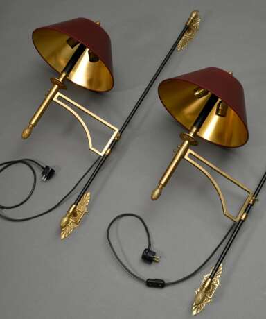 Paar Wandlampen in klassizistischem Stil mit Zapfen Dekorationen, zweiflammig mit passenden Schirmen und Wandbefestigung, Messing/Metall, H. 107cm, B. 37cm - Foto 5