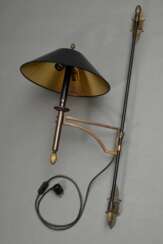 Wandlampe in klassizistischem Stil mit Zapfen Dekorationen, zweiflammig mit passendem Schirm und Wandbefestigung, patiniertes Messing/Metall, H. 107cm, B. 37cm