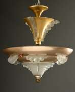 Übersicht. Französische Art-Deco Deckenlampe mit eloxiertem Metall Korpus und amorphen Pressglas Elementen, um 1930/1935, 3-flammig, H. ca. 50cm, Ø ca. 46cm, Alters- und Gebrauchsspuren