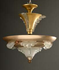 Französische Art-Deco Deckenlampe mit eloxiertem Metall Korpus und amorphen Pressglas Elementen, um 1930/1935, 3-flammig, H. ca. 50cm, Ø ca. 46cm, Alters- und Gebrauchsspuren