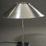 Design Tischlampe mit konischem Schirm auf Stangen-Stand mit eckiger Bodenplatte, Entw.: Peter Preller, verchromtes Metall, 2flammig, H. 60cm, leichte Gebrauchsspuren - Foto 1