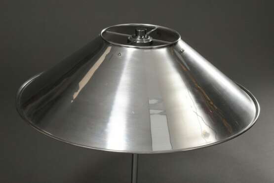Design Tischlampe mit konischem Schirm auf Stangen-Stand mit eckiger Bodenplatte, Entw.: Peter Preller, verchromtes Metall, 2flammig, H. 60cm, leichte Gebrauchsspuren - photo 2