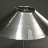 Design Tischlampe mit konischem Schirm auf Stangen-Stand mit eckiger Bodenplatte, Entw.: Peter Preller, verchromtes Metall, 2flammig, H. 60cm, leichte Gebrauchsspuren - photo 2