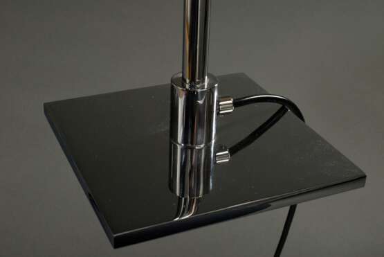 Design Tischlampe mit konischem Schirm auf Stangen-Stand mit eckiger Bodenplatte, Entw.: Peter Preller, verchromtes Metall, 2flammig, H. 60cm, leichte Gebrauchsspuren - photo 5