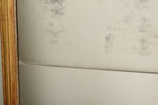 Empire Konsolspiegel mit vergoldeten Reliefs im Giebelfeld „Siegesgenien und Vase“, grau-gold gefasst, wohl Skandinavien, Anfang 19.Jh., altes geteiltes Spiegelglas, 203x81cm, Alters- und Gebrauchsspuren - фото 8