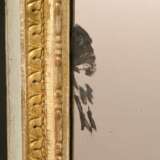 Hochformatiger Kaminspiegel mit plastischer Vasen- und Festonschnitzerei aus Wandvertäfelung, grün-gold gefasst, altes geteiltes Spiegelglas, Ende 18.Jh., 176x71cm - фото 3