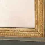 Hochformatiger Kaminspiegel mit plastischer Vasen- und Festonschnitzerei aus Wandvertäfelung, grün-gold gefasst, altes geteiltes Spiegelglas, Ende 18.Jh., 176x71cm - фото 5