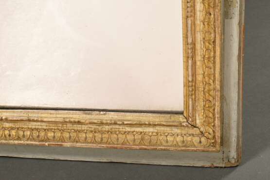 Hochformatiger Kaminspiegel mit plastischer Vasen- und Festonschnitzerei aus Wandvertäfelung, grün-gold gefasst, altes geteiltes Spiegelglas, Ende 18.Jh., 176x71cm - Foto 5