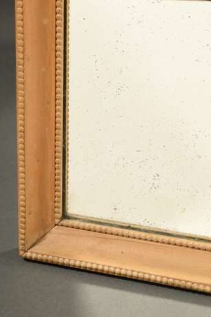Schmaler Weichholz Pfeilerspiegel mit vergoldeter Perlleiste und Giebelfeld Schnitzerei "Kanne in Frucht- und Blattkranz", 19.Jh., 205x36cm, rest. - photo 4