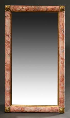 Kleiner Konsolspiegel in rötlich marmorierter Wulstleiste mit vergoldeten Rosetten in den Ecken, 78,5x43,5cm - photo 1