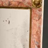 Kleiner Konsolspiegel in rötlich marmorierter Wulstleiste mit vergoldeten Rosetten in den Ecken, 78,5x43,5cm - photo 2