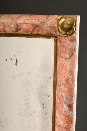 Kleiner Konsolspiegel in rötlich marmorierter Wulstleiste mit vergoldeten Rosetten in den Ecken, 78,5x43,5cm - photo 2
