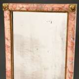 Kleiner Konsolspiegel in rötlich marmorierter Wulstleiste mit vergoldeten Rosetten in den Ecken, 78,5x43,5cm - photo 3