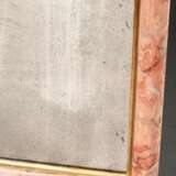 Kleiner Konsolspiegel in rötlich marmorierter Wulstleiste mit vergoldeten Rosetten in den Ecken, 78,5x43,5cm - Foto 4