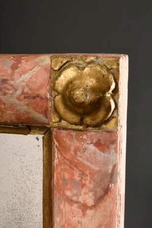 Kleiner Konsolspiegel in rötlich marmorierter Wulstleiste mit vergoldeten Rosetten in den Ecken, 78,5x43,5cm - Foto 5