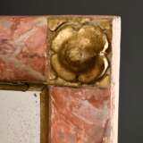 Kleiner Konsolspiegel in rötlich marmorierter Wulstleiste mit vergoldeten Rosetten in den Ecken, 78,5x43,5cm - photo 5