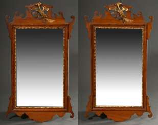 Paar englische Spiegel in barocker Façon, helles Mahagoni mit vergoldeten Schnitzereien &quot;Phönixe&quot; im Giebel sowie ornamentierten Schlipsen, 69x39,5cm