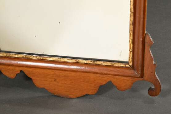 Paar englische Spiegel in barocker Façon, helles Mahagoni mit vergoldeten Schnitzereien "Phönixe" im Giebel sowie ornamentierten Schlipsen, 69x39,5cm - Foto 5