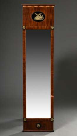 Schmaler Empire Pfeilerspiegel mit Messing Rosetten und figürlichem Beschlag im Giebel, Mahagoni/Obstholz, geteiltes altes Spiegelglas, 172x44,5cm - Foto 1