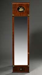 Schmaler Empire Pfeilerspiegel mit Messing Rosetten und figürlichem Beschlag im Giebel, Mahagoni/Obstholz, geteiltes altes Spiegelglas, 172x44,5cm