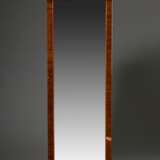 Schmaler Empire Pfeilerspiegel mit Messing Rosetten und figürlichem Beschlag im Giebel, Mahagoni/Obstholz, geteiltes altes Spiegelglas, 172x44,5cm - фото 1
