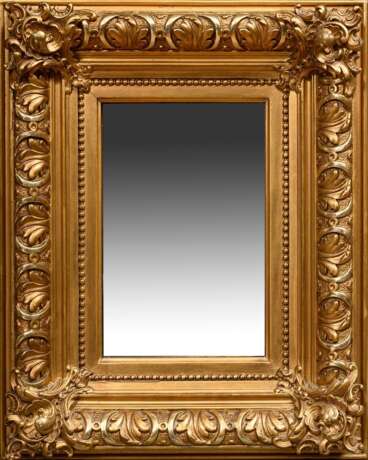 Kleiner Spiegel in vergoldetem Stuckrahmen mit Rocaillen und Blattfries, 52x42cm, leichte Altersspuren - Foto 1