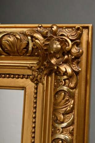 Kleiner Spiegel in vergoldetem Stuckrahmen mit Rocaillen und Blattfries, 52x42cm, leichte Altersspuren - фото 2
