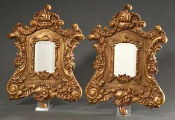 Paar Spiegel in geschnitzten Rahmen nach Rokoko Vorbild mit Voluten und Rocaillen, Eiche vergoldet, Italien 20.Jh., 50x37cm, min. berieben