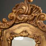 Paar Spiegel in geschnitzten Rahmen nach Rokoko Vorbild mit Voluten und Rocaillen, Eiche vergoldet, Italien 20.Jh., 50x37cm, min. berieben - photo 3