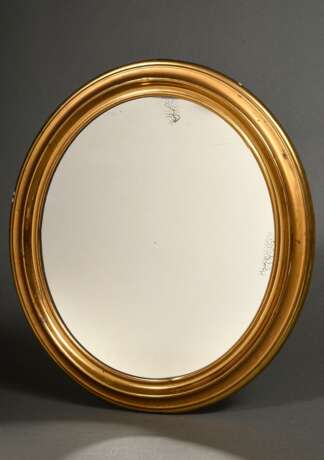Ovaler Spiegel in vergoldetem Messingrahmen, Ende 19.Jh., altes Spiegelglas, 48,5x43,5cm, Alters- und Gebrauchsspuren - Foto 1