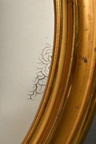 Ovaler Spiegel in vergoldetem Messingrahmen, Ende 19.Jh., altes Spiegelglas, 48,5x43,5cm, Alters- und Gebrauchsspuren - Foto 4