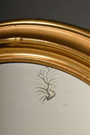 Ovaler Spiegel in vergoldetem Messingrahmen, Ende 19.Jh., altes Spiegelglas, 48,5x43,5cm, Alters- und Gebrauchsspuren - Foto 5
