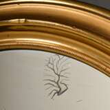 Ovaler Spiegel in vergoldetem Messingrahmen, Ende 19.Jh., altes Spiegelglas, 48,5x43,5cm, Alters- und Gebrauchsspuren - Foto 5