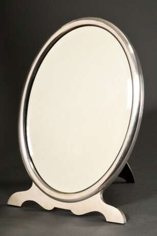 Ovaler Schminkspiegel auf zwei Füßen, MZ: Herm. Behrnd, Silber 800, 38x27x25cm - photo 1