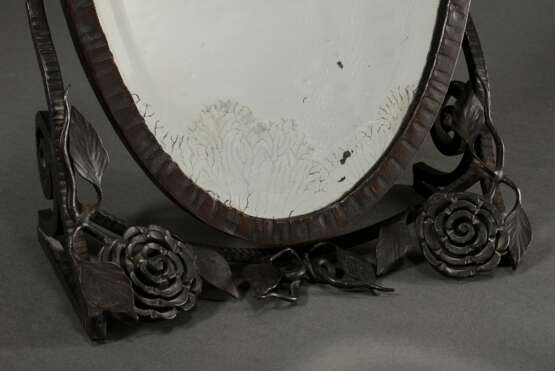 Ovaler Schmiedeeisen Schminkspiegel mit Blumen und Ranken Dekoration, Frankreich 1920/1930, altes facettiertes Spiegelglas, 41x28x13,5cm - Foto 2